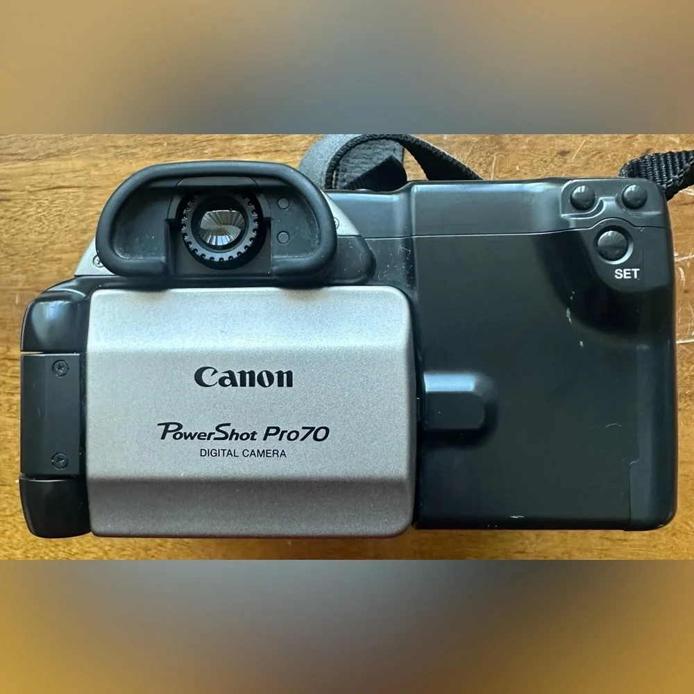 Vintage Canon PowerShot Pro70 CCD Digital Bridge Camera 6-15mm Zoom Lens Japan
